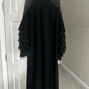 Dubai rhine stone closed abaya size large 
Very detailed and layered sleeves.